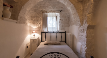 Trullo Mandorlo - Third bedroom with French bed