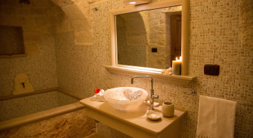 Trullo Mandorlo - Main bathroom with shower and bath tube