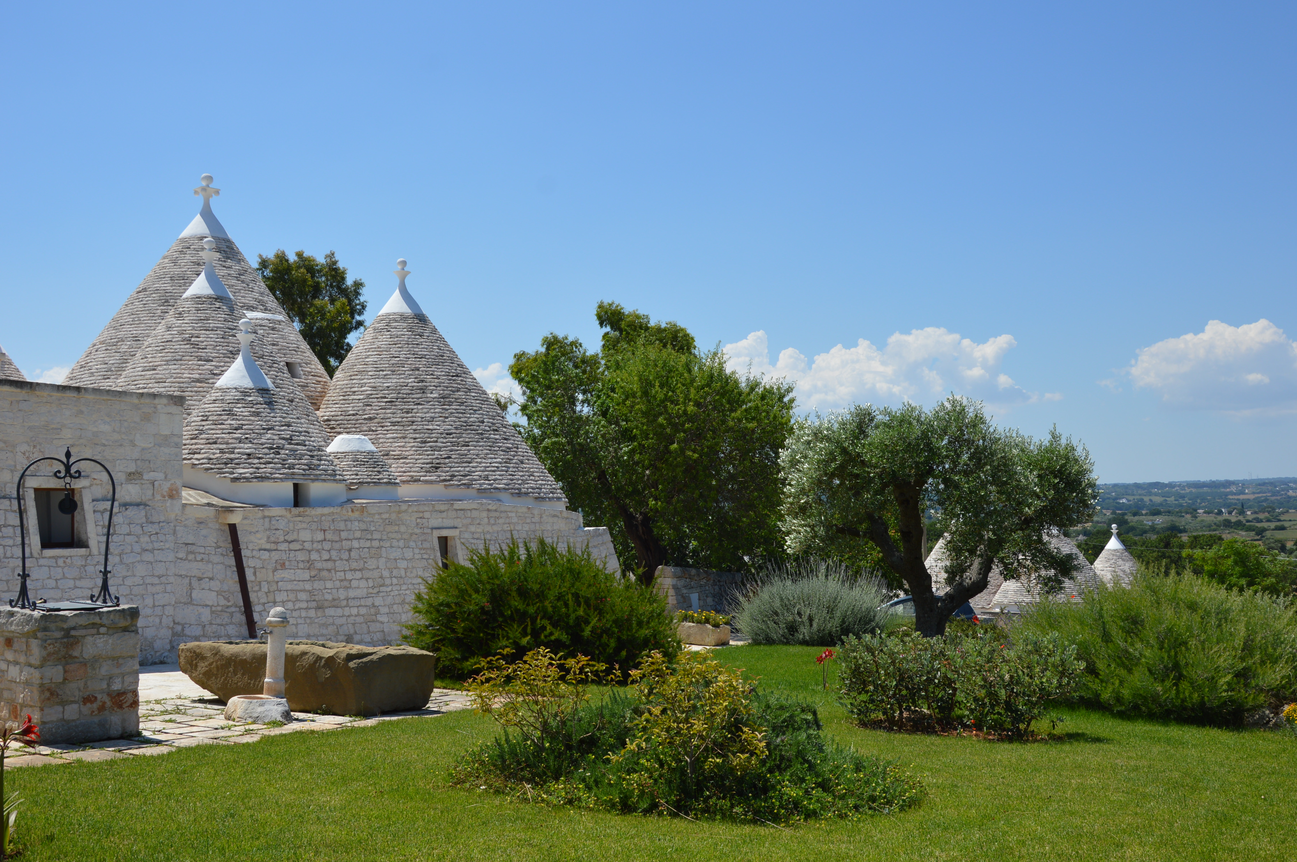 Trullo Mandorlo - trulli from the back