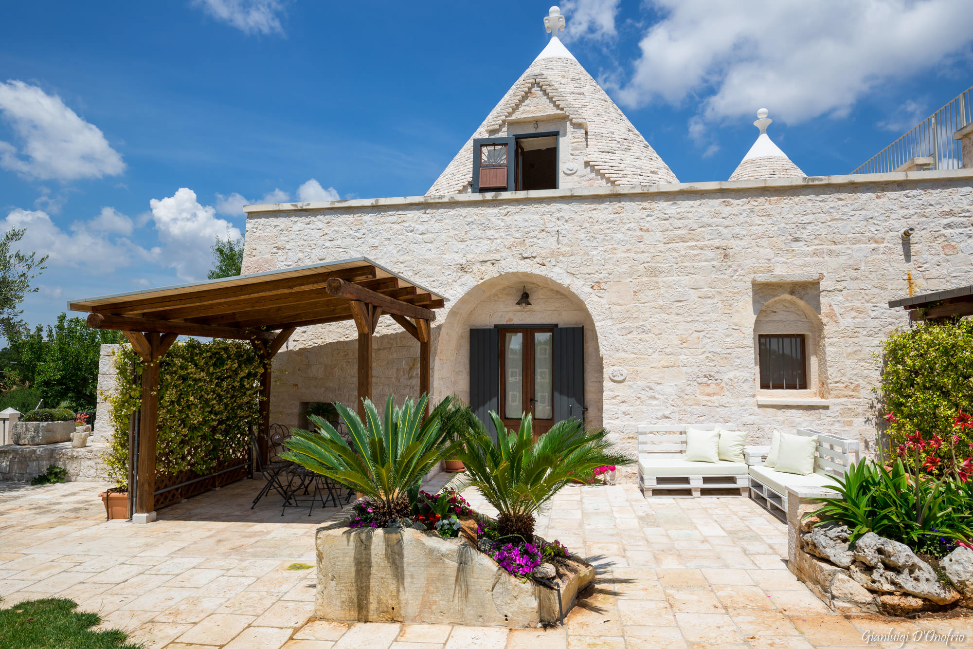 Trullo Mandorlo - main entrance
