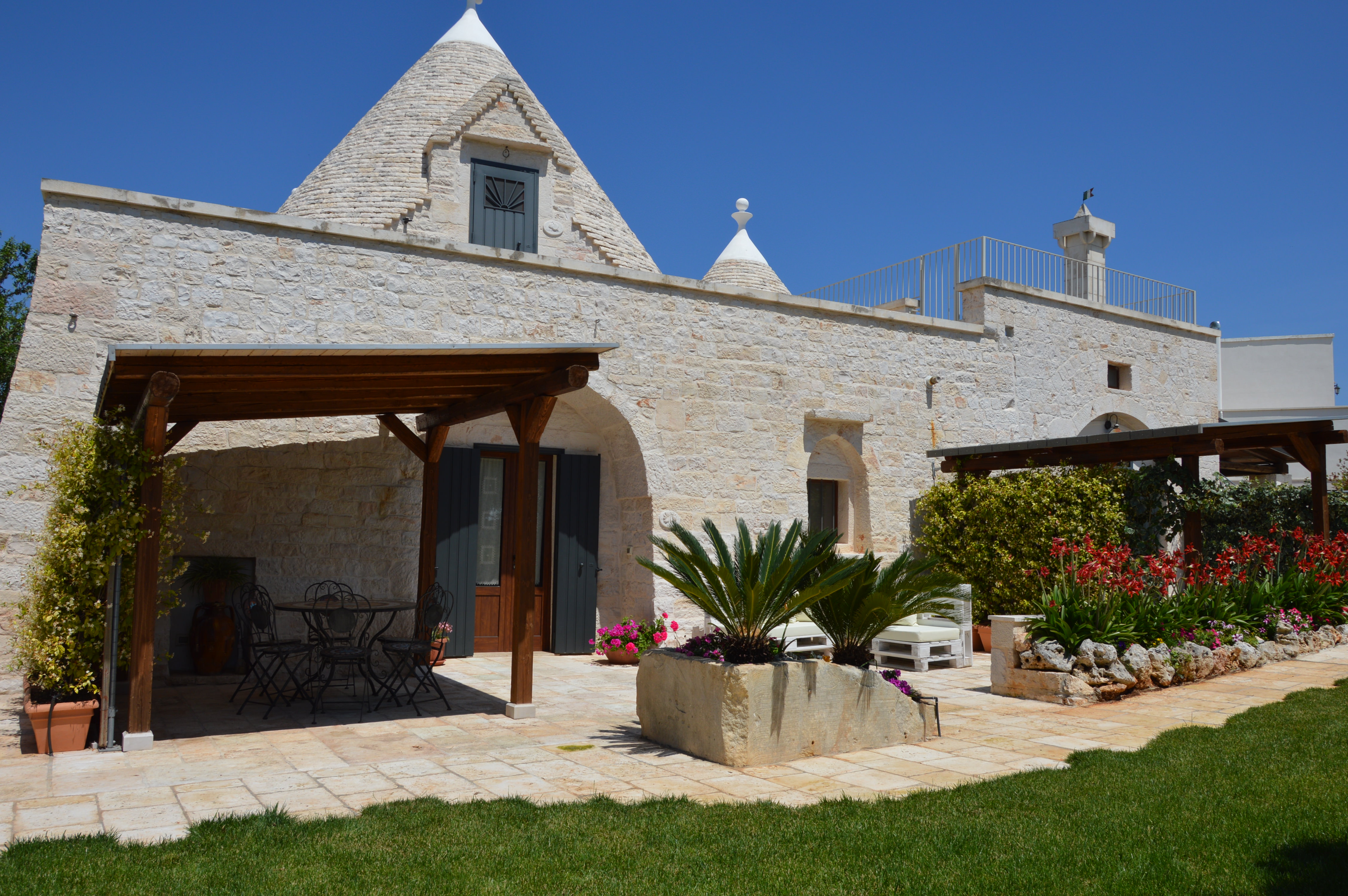 Trullo Mandorlo - outside sitting area