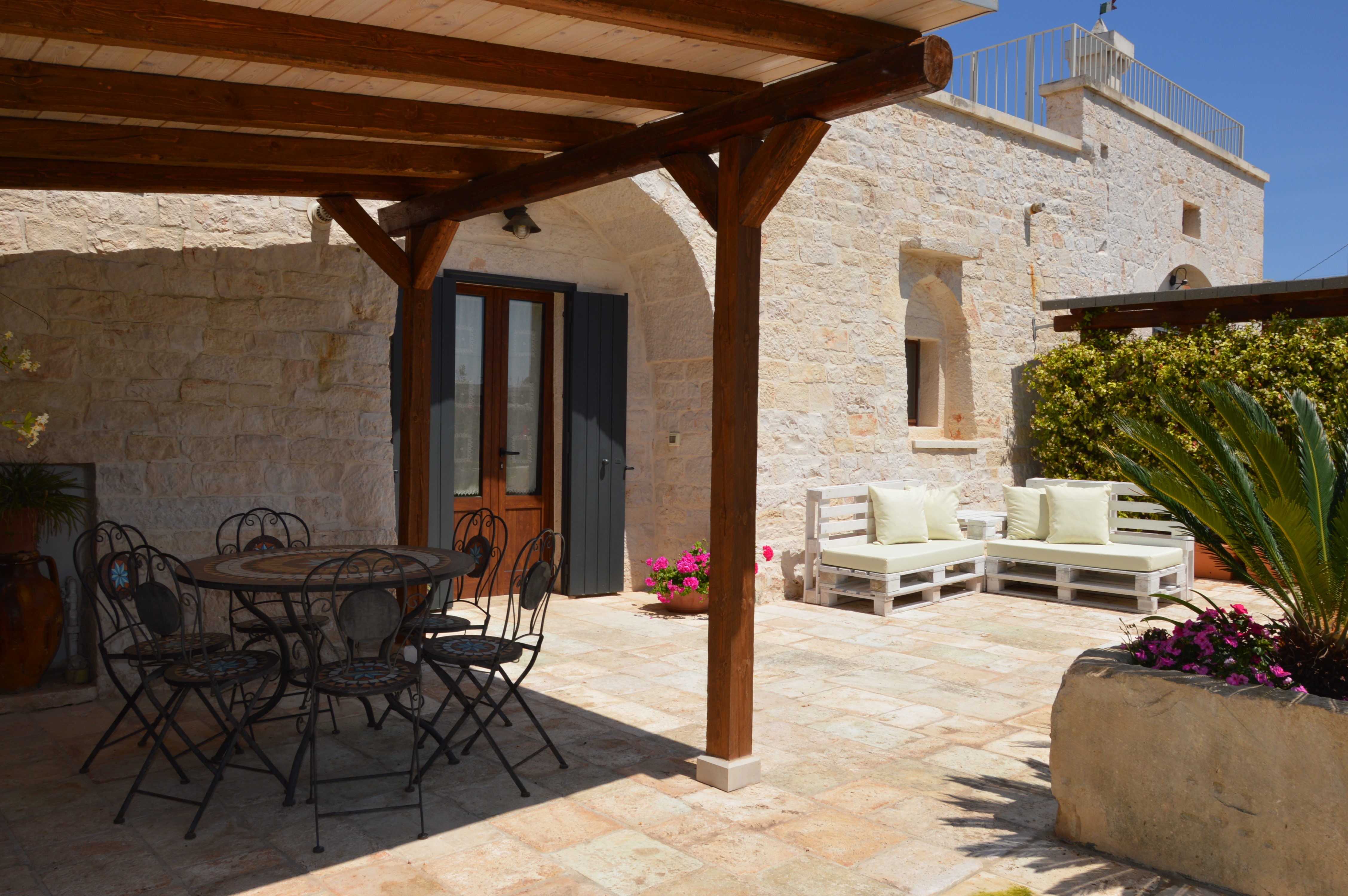 Trullo Mandorlo -outside table