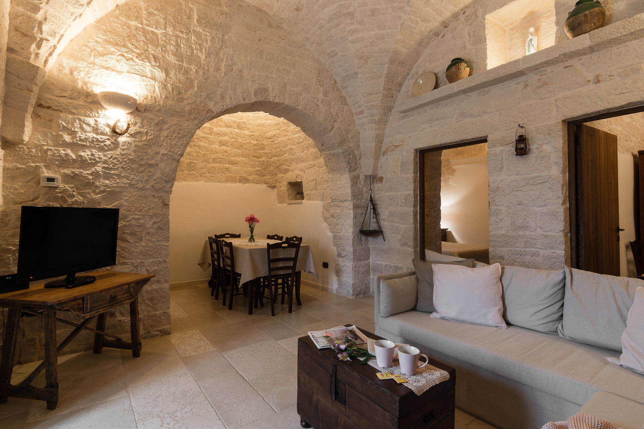 Trullo Mandorlo - sofa and dining area