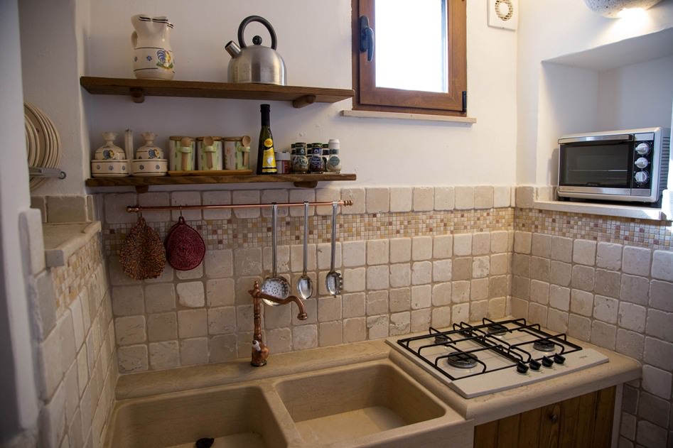 Trullo Mandorlo - well furnished kitchen