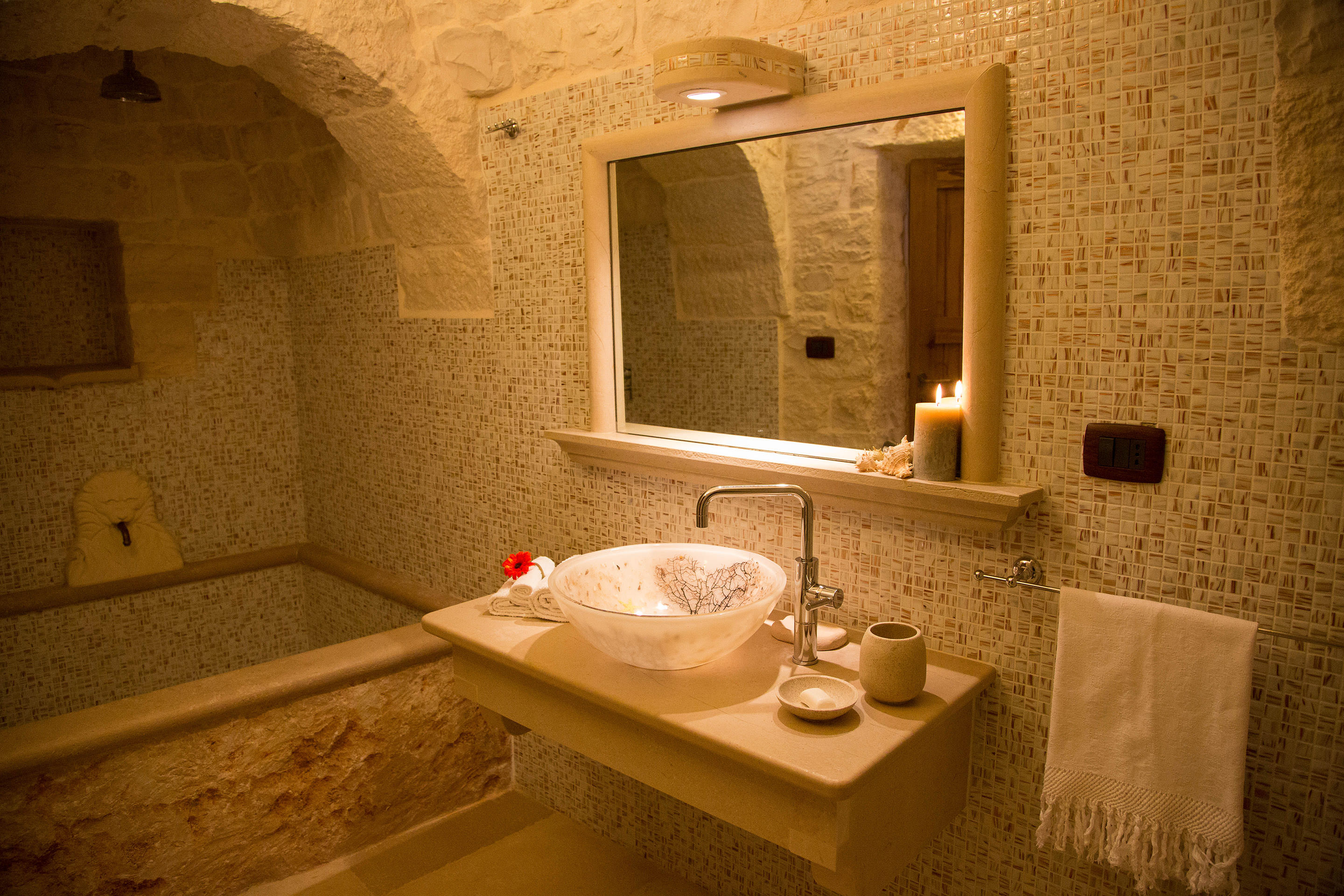 Trullo Mandorlo - Main bathroom with shower and bath tube
