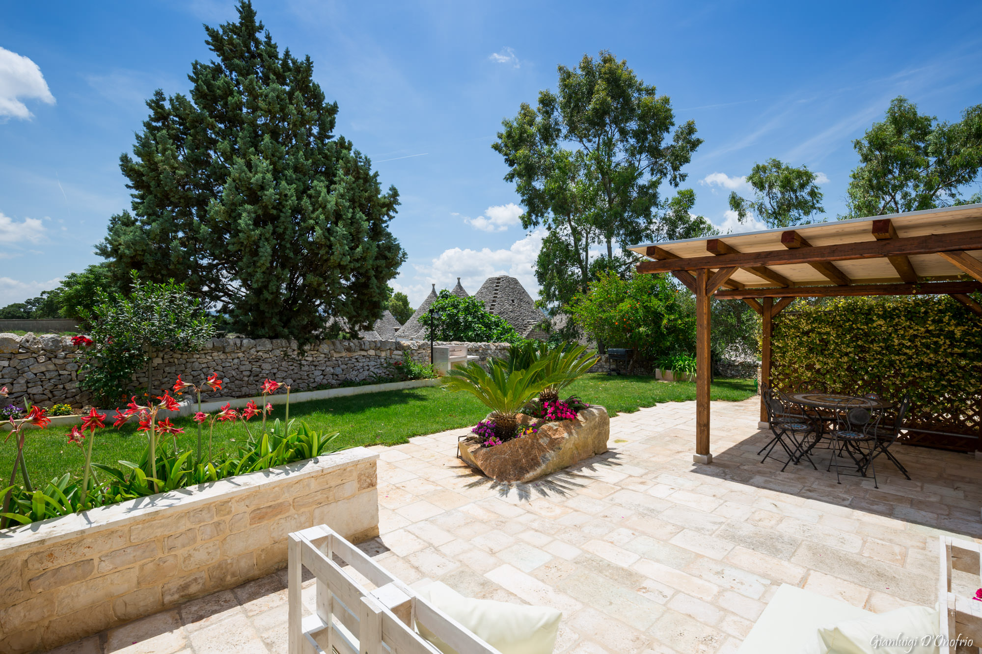 Trullo Mandorlo - outside patio