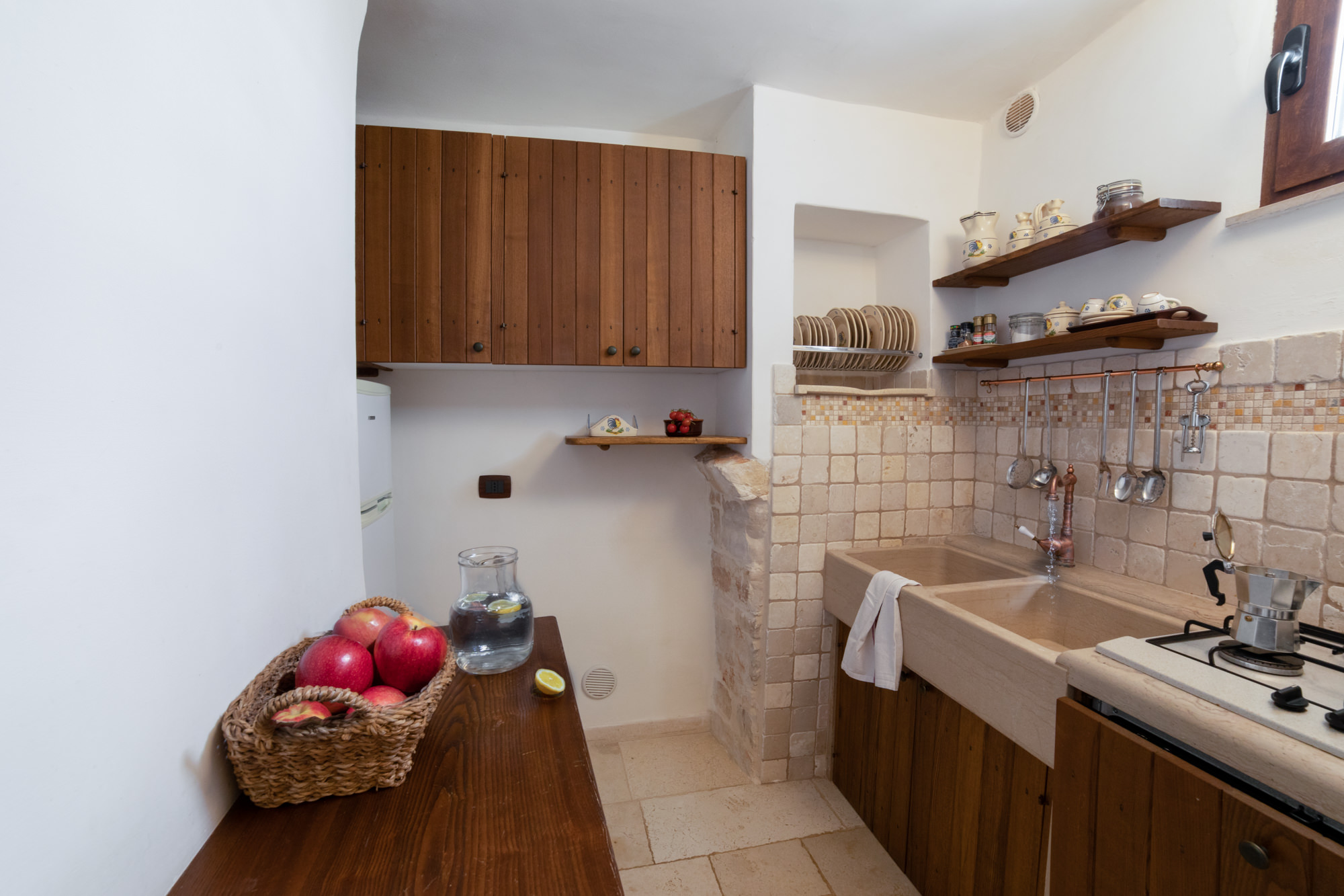 Trullo Mandorlo - well furnished kitchen