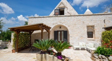 Trullo Mandorlo - main entrance