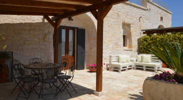 Trullo Mandorlo -outside table