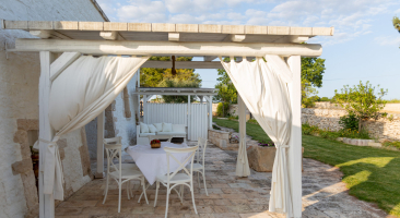 Trullo Mandorlo - outside patio