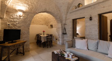 Trullo Mandorlo - sofa and dining area