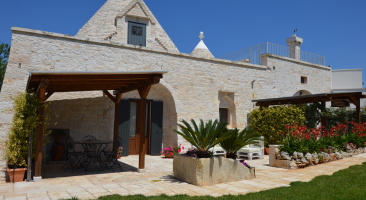 Trullo Mandorlo - outside sitting area