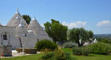 Trullo Mandorlo - trulli from the back