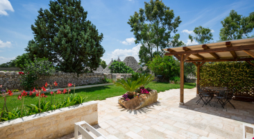Trullo Mandorlo - outside patio